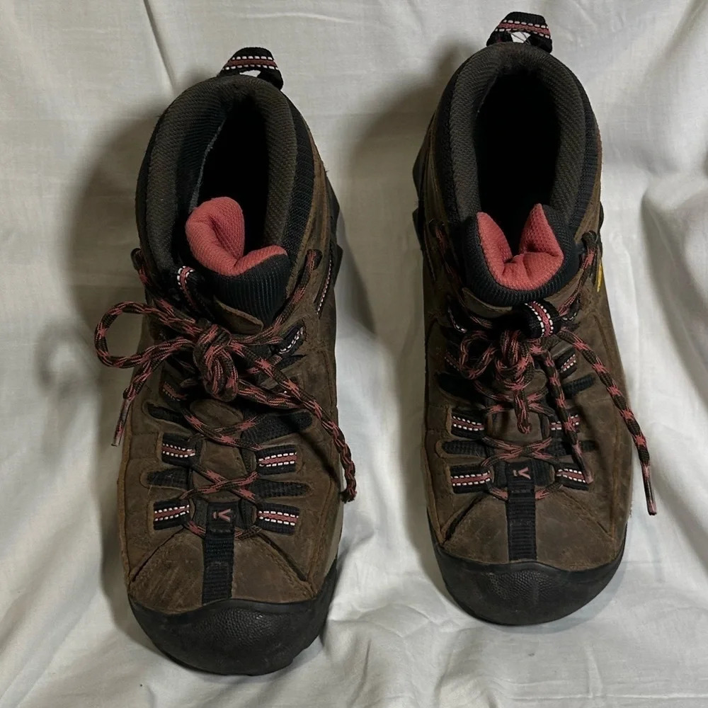 KEEN Targhee III Mid Waterproof Hiking Boots for Ladies size 8 pink & brown